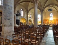 Une statue brisée dans une église de Poitiers