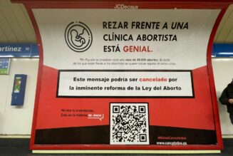 “Prier devant les cliniques d’avortement, c’est bien” : le maire de Madrid défend la liberté d’expression