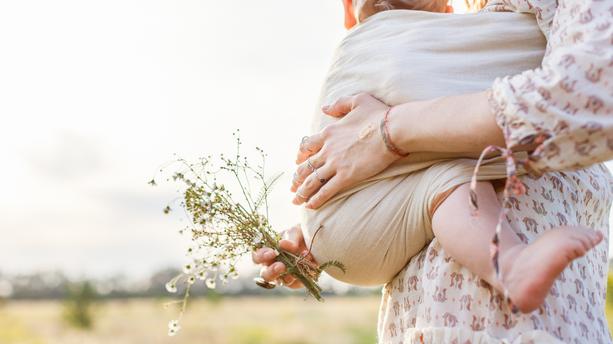 Les aides pour les femmes enceintes, mères célibataires et parents en difficulté en 2025