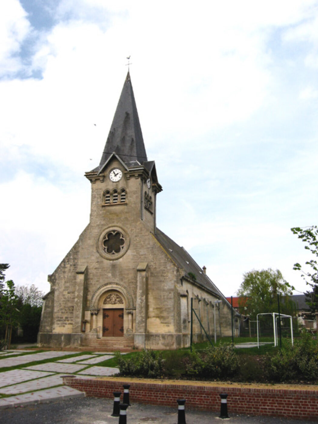 Quatre églises taguées dans la Somme, un prêtre visé