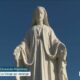 Une statue de la sainte Vierge les ennuie