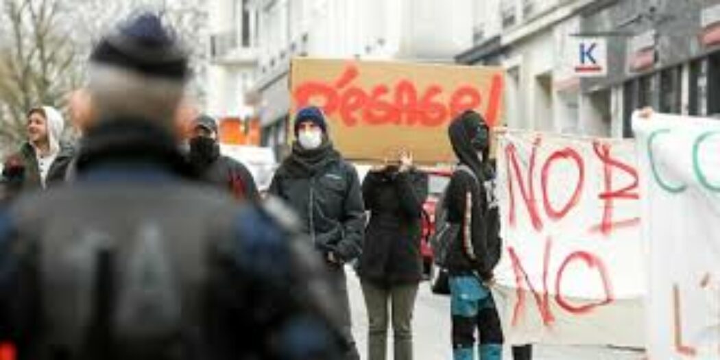 Selon Ouest-France, les milices antifas sont des “spectateurs”