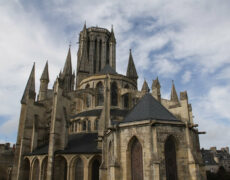 Inscriptions satanistes sur la cathédrale Notre-Dame de Coutances