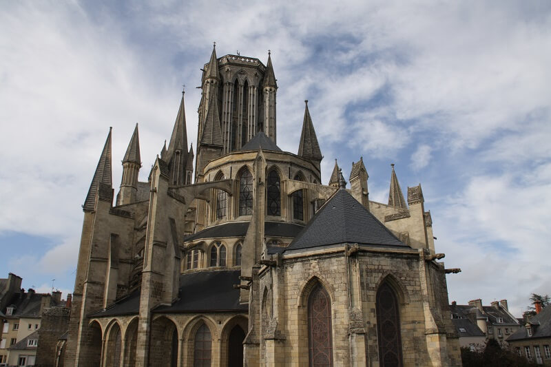 Inscriptions satanistes sur la cathédrale Notre-Dame de Coutances