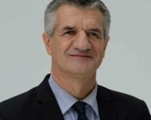 “J’ai eu le vaccin Johnson qui a failli me tuer, qui m’a déformé le cœur, j’ai eu 4 opérations depuis le 3 janvier”