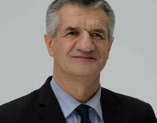 “J’ai eu le vaccin Johnson qui a failli me tuer, qui m’a déformé le cœur, j’ai eu 4 opérations depuis le 3 janvier”