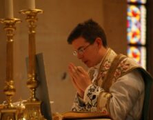 Claves.org, pour expliquer que l’on peut être attaché aux traditions liturgiques et doctrinales, tout en étant dans la pleine communion de l’Église