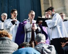 Départ de la Grande marche des mères de prêtres pour Rome