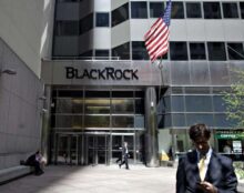 Emmanuel Macron semble entretenir des liens de vassalité avec BlackRock