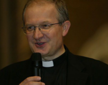 Apprendre à aimer, c’est apprendre à promettre et à être fidèle à la promesse : Mgr Livio Mélina anime une session pour les couples