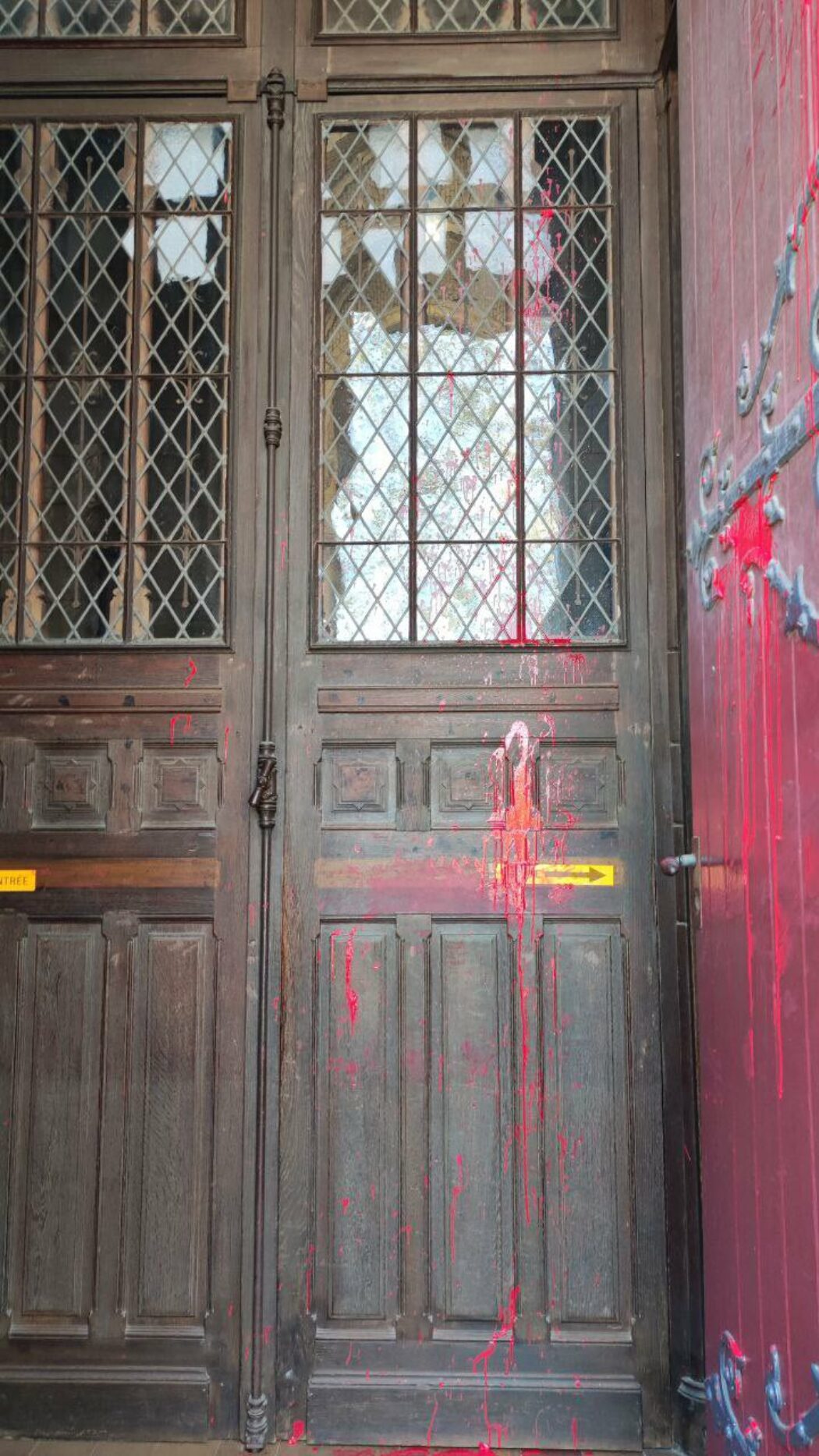 Les syndicalistes saccagent l’entrée de l’église Notre-Dame des Victoires à Angers