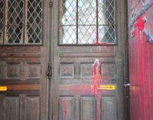 Les syndicalistes saccagent l’entrée de l’église Notre-Dame des Victoires à Angers