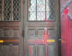 Les syndicalistes saccagent l’entrée de l’église Notre-Dame des Victoires à Angers