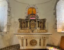 L’autel de l’église paroissiale de Fontgombault est en restauration