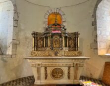 L’autel de l’église paroissiale de Fontgombault est en restauration