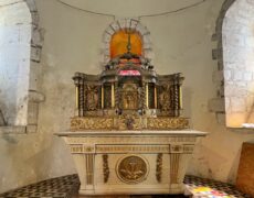 L’autel de l’église paroissiale de Fontgombault est en restauration