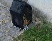 “Seul le tabernacle brulait dans l’oratoire.”