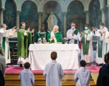 Nous n’avons jamais caché les réserves sérieuses sur un appauvrissement de l’expression liturgique de certaines vérités de foi dans le Novus Ordo