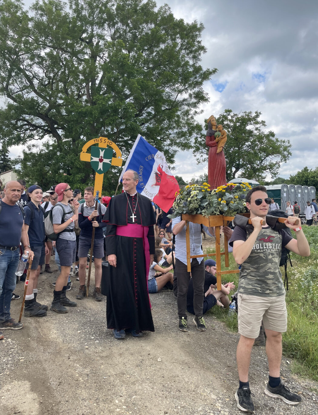 L’évêque de Chartres marche avec les pèlerins