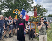 L’évêque de Chartres marche avec les pèlerins