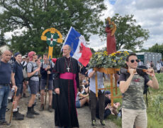 L’évêque de Chartres marche avec les pèlerins