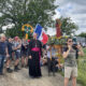 L’évêque de Chartres marche avec les pèlerins