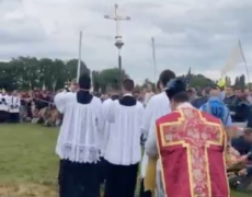 “Aujourd’hui, même dans la Sainte Eglise de Dieu, il semble que les ténèbres obscurcissent le plan du Créateur”