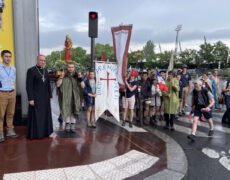 Monseigneur Mathieu Rougé, évêque de Nanterre, salue les pèlerins de Chrétienté