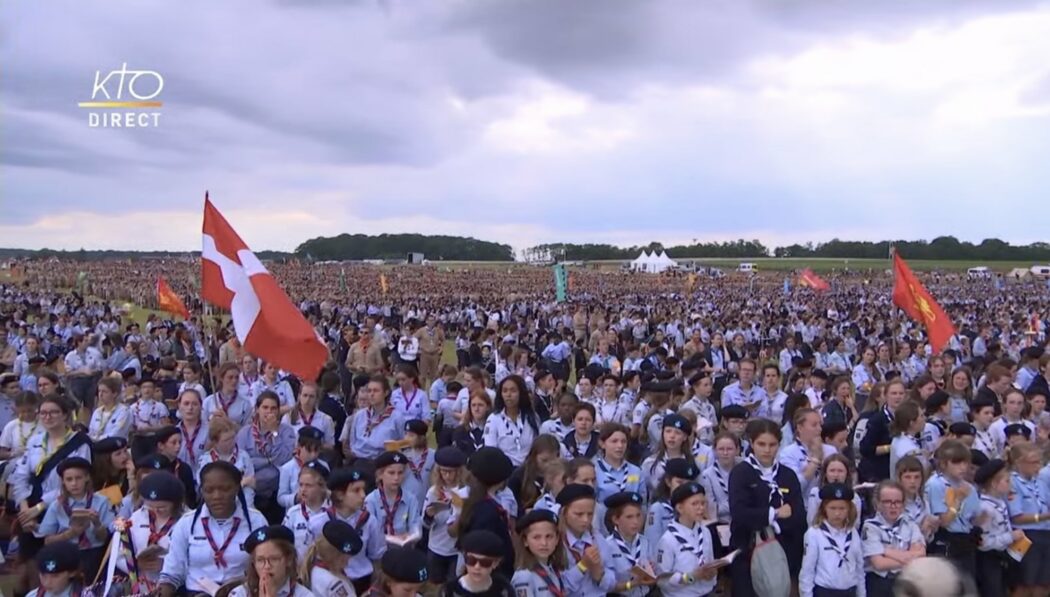 Rassemblement de 30 000 Scouts Unitaires de France à Chambord pour les 50 ans du mouvement