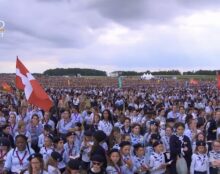 Rassemblement de 30 000 Scouts Unitaires de France à Chambord pour les 50 ans du mouvement