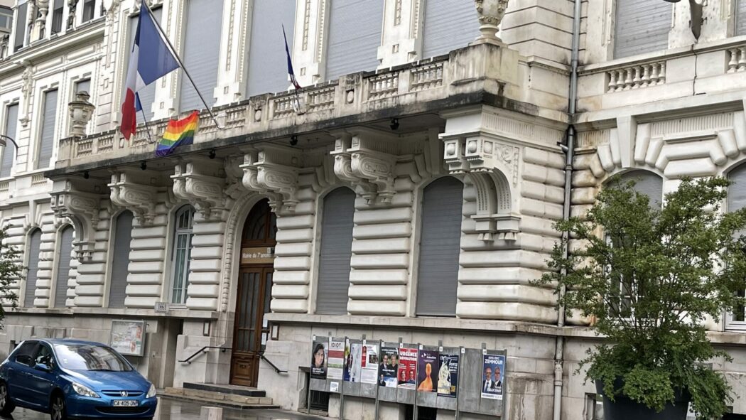 La mairie du 7e arrondissement de Lyon pavoisée aux couleurs LGBT