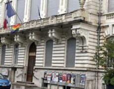 La mairie du 7e arrondissement de Lyon pavoisée aux couleurs LGBT