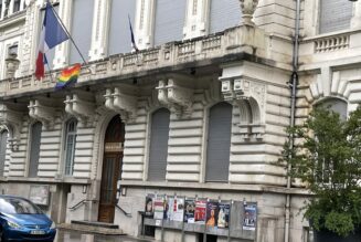 La mairie du 7e arrondissement de Lyon pavoisée aux couleurs LGBT