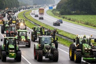 Pays-Bas : plus de 40 000 agriculteurs néerlandais ont bloqué les grands axes routiers et les centres de distribution alimentaires