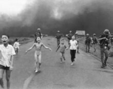 La « petite fille au napalm », convertie en découvrant les souffrances du Christ