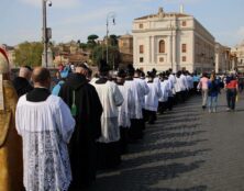 La messe de clôture du pèlerinage Summorum Pontificum à l’heure même de celle du Synode sur la synodalité