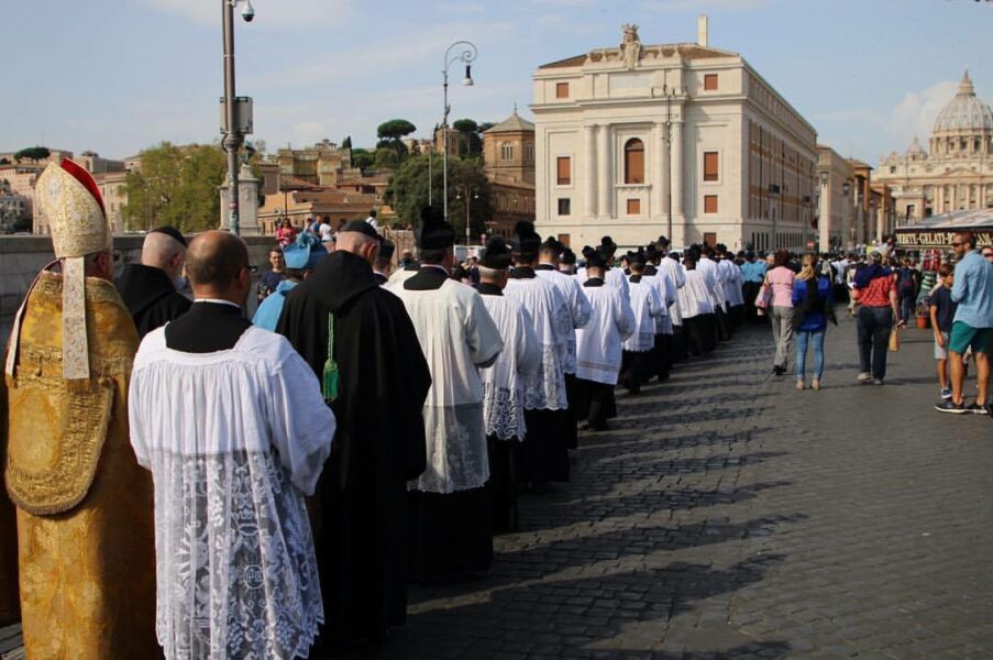 La messe de clôture du pèlerinage Summorum Pontificum à l’heure même de celle du Synode sur la synodalité