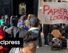 Des immigrés envahissent l’Hôtel de ville de Paris