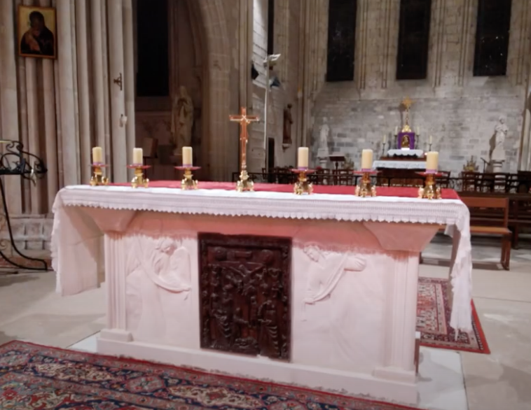 Un bel autel pour la paroisse de Chécy (45)