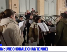 Une chorale chante Noël dans les rues de Lyon