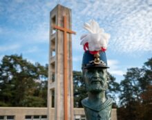 Saint-Cyr inaugure une stèle de saint Charles de Foucauld