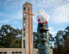 Saint-Cyr inaugure une stèle de saint Charles de Foucauld