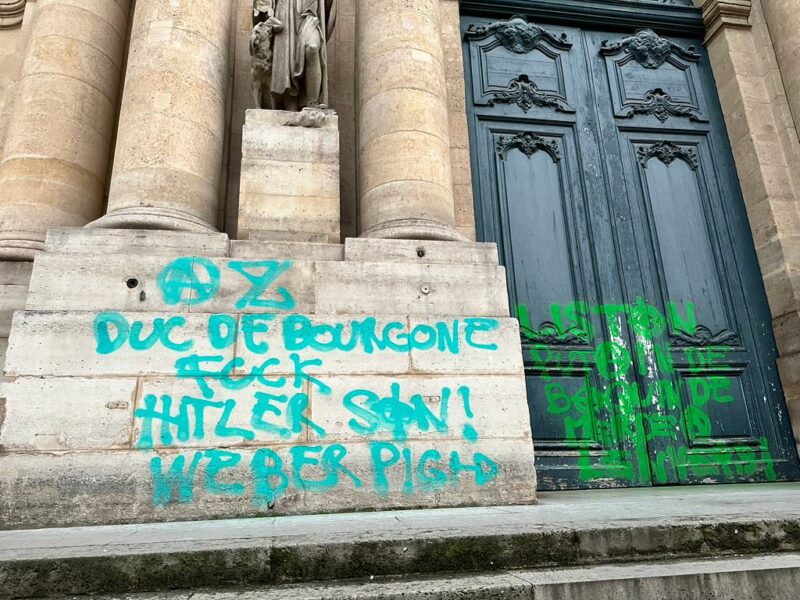 Paris : l’église Saint-Roch taguée par des anarchistes