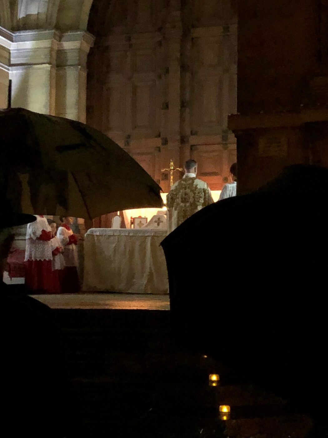 Rencontre entre Mgr Luc Crepy et des fidèles demandant la messe traditionnelle à Saint-Germain-en-Laye
