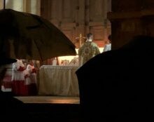 Rencontre entre Mgr Luc Crepy et des fidèles demandant la messe traditionnelle à Saint-Germain-en-Laye