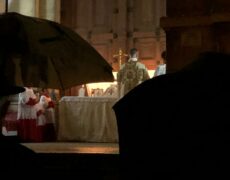 Rencontre entre Mgr Luc Crepy et des fidèles demandant la messe traditionnelle à Saint-Germain-en-Laye