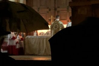 Rencontre entre Mgr Luc Crepy et des fidèles demandant la messe traditionnelle à Saint-Germain-en-Laye