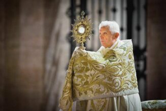 « Cène » et « Eucharistie » : Le sens de la communion de Benoît XVI