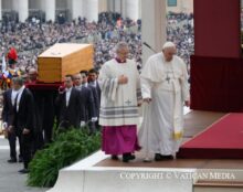 Benoît XVI : l’enterrement d’un « simple pèlerin »