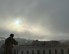 Une croix dans le ciel durant les funérailles